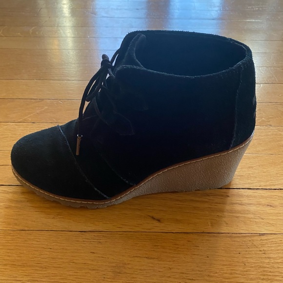 Toms Size 7 wedge ankle booties. - Picture 3 of 5